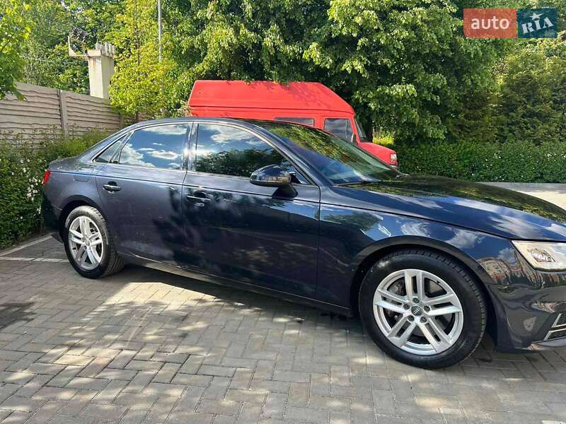 Седан Audi A4 2016 в Киеве