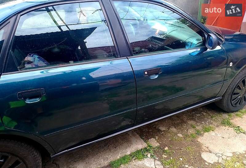 Седан Audi A4 1995 в Мукачево