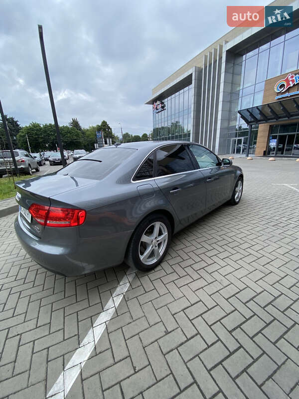 Седан Audi A4 2012 в Луцке