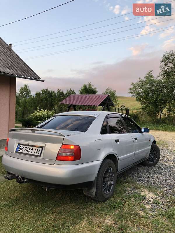 Седан Audi A4 1996 в Турке