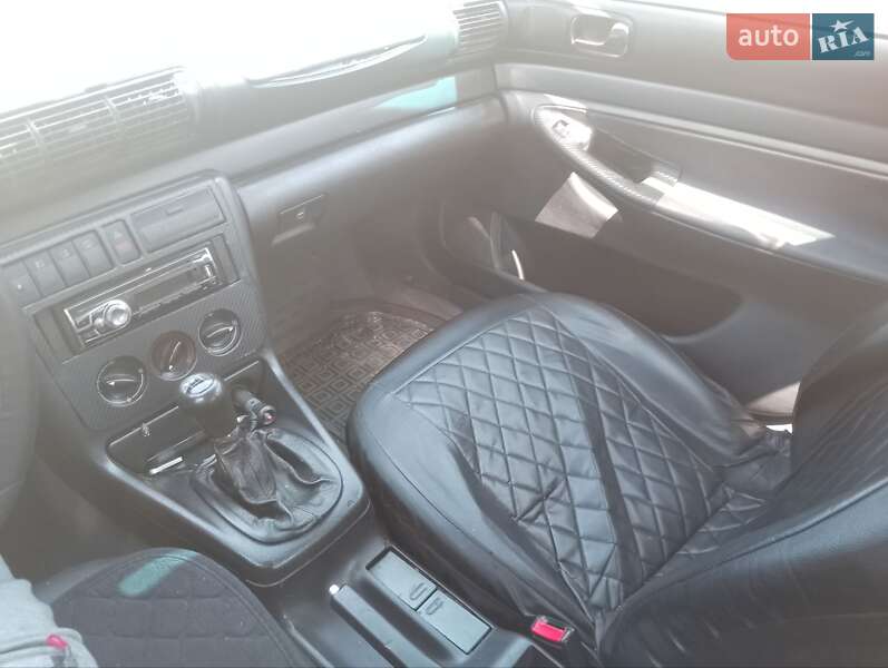 Седан Audi A4 1995 в Волочиске