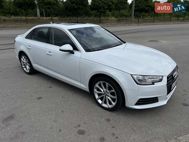 Седан Audi A4 2018 в 