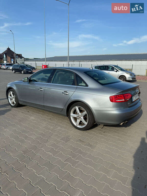 Седан Audi A4 2010 в Луцке