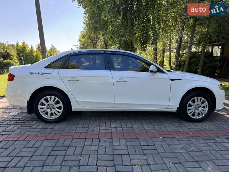 Седан Audi A4 2010 в Луцке