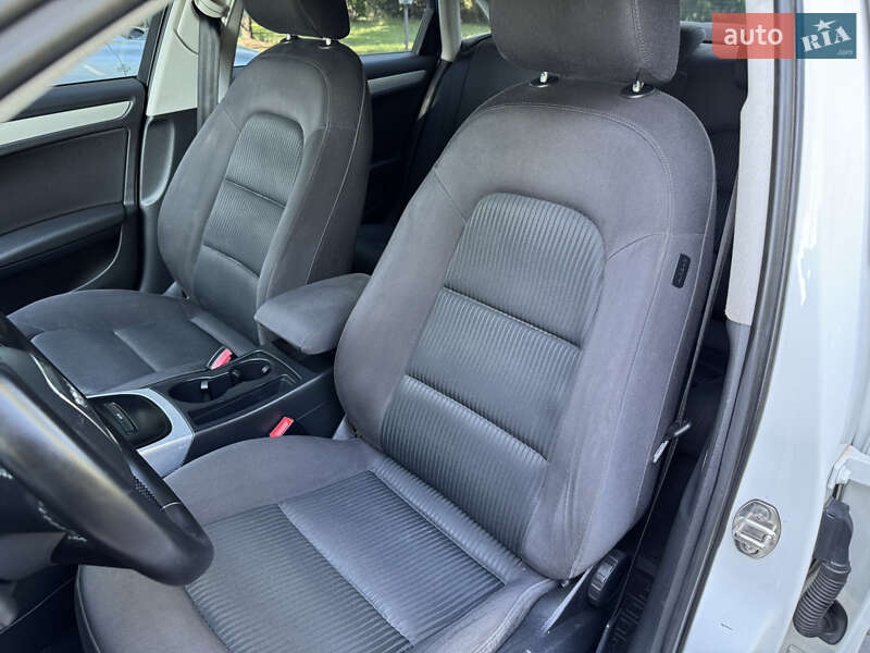 Седан Audi A4 2010 в Луцке