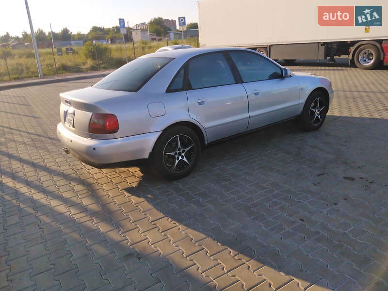 Седан Audi A4 1998 в Стрию