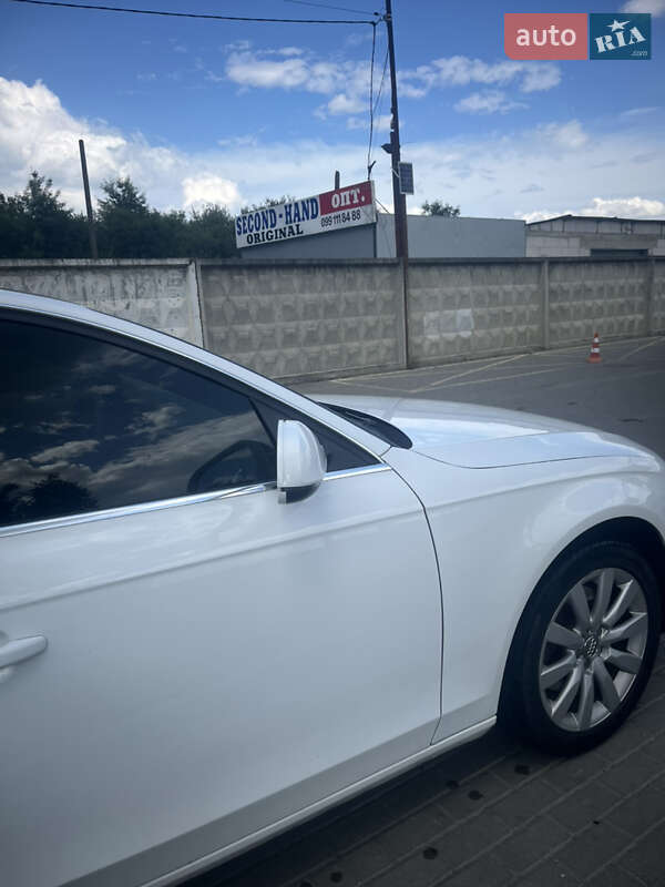 Седан Audi A4 2011 в Стрию
