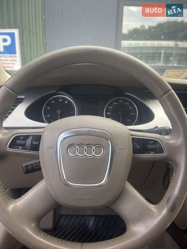 Седан Audi A4 2011 в Стрию