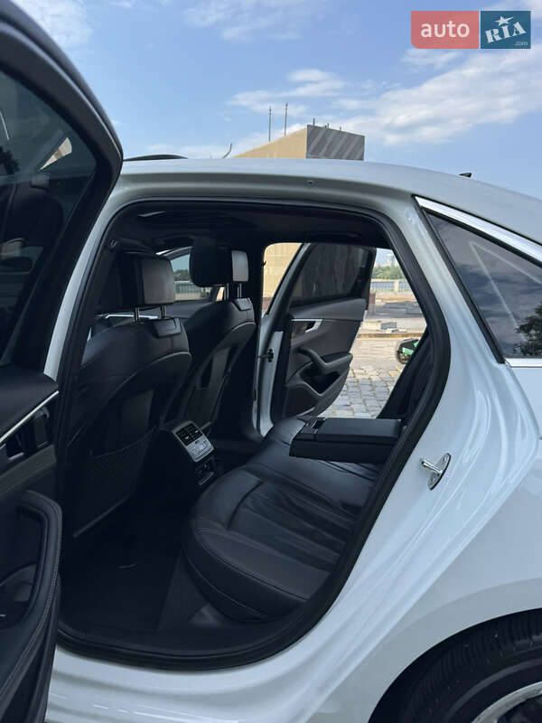 Седан Audi A4 2022 в Киеве