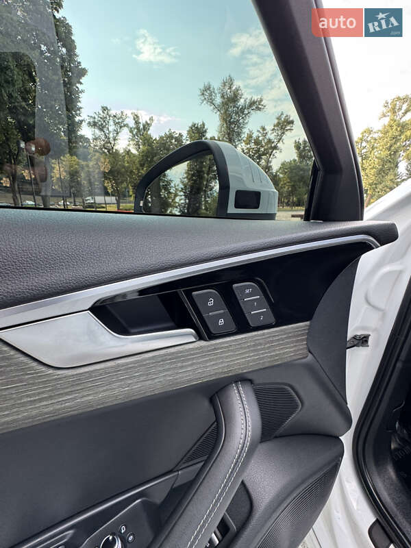 Седан Audi A4 2022 в Киеве