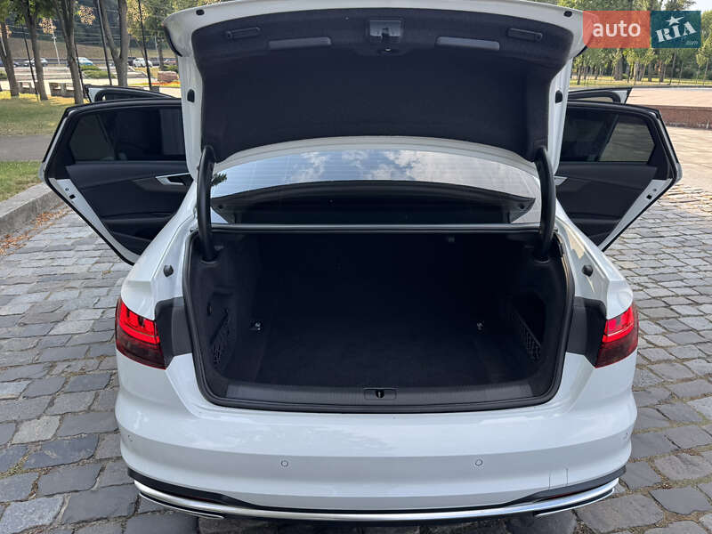 Седан Audi A4 2022 в Киеве