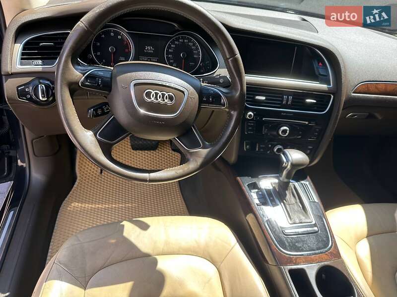 Седан Audi A4 2012 в Львове