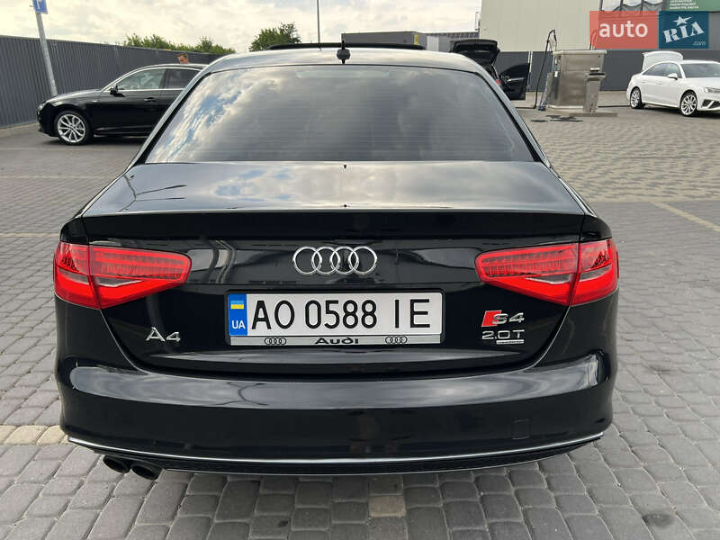 Седан Audi A4 2013 в Мукачево