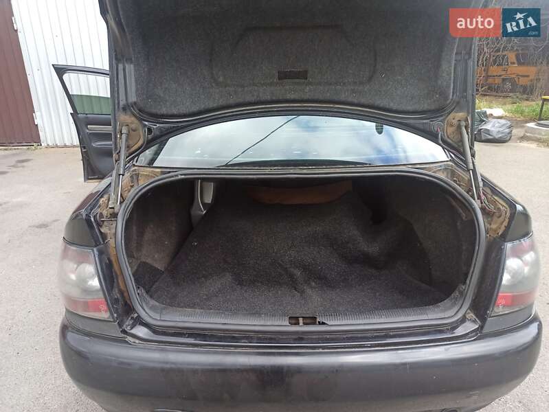 Седан Audi A4 1995 в Каневі
