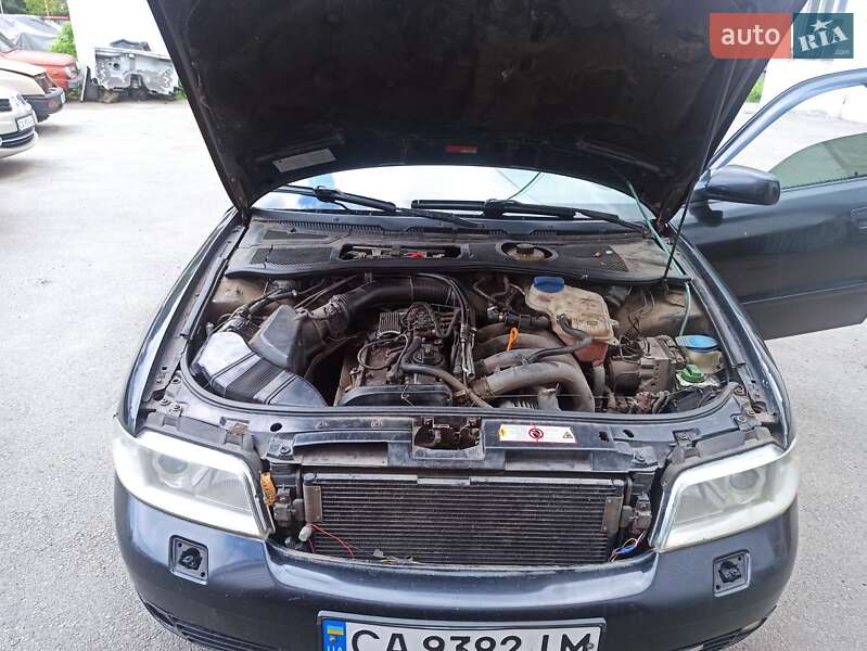 Седан Audi A4 1995 в Каневі