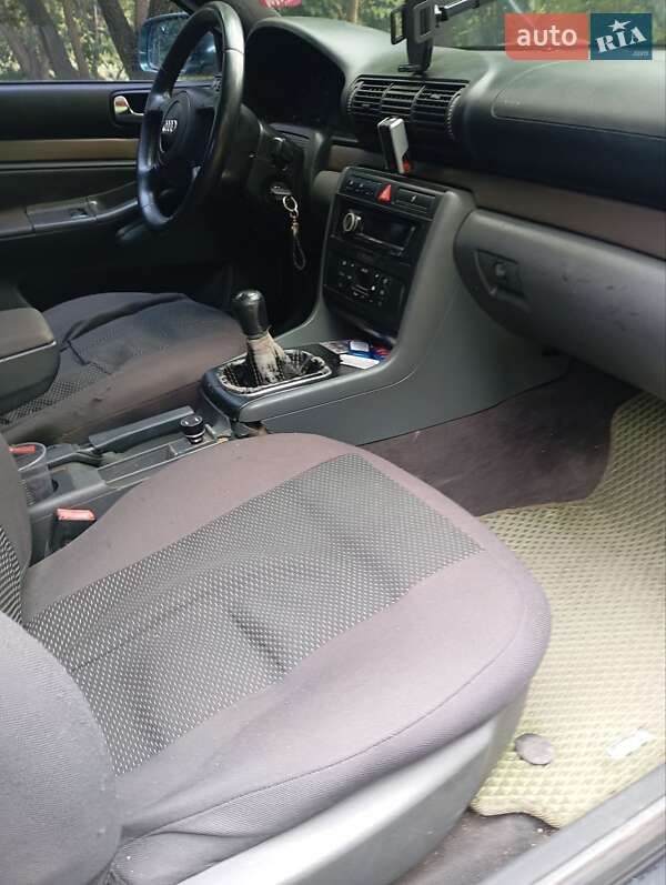 Седан Audi A4 2001 в Краснограді