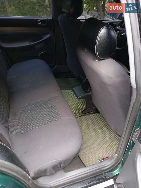 Седан Audi A4 2001 в Краснограді