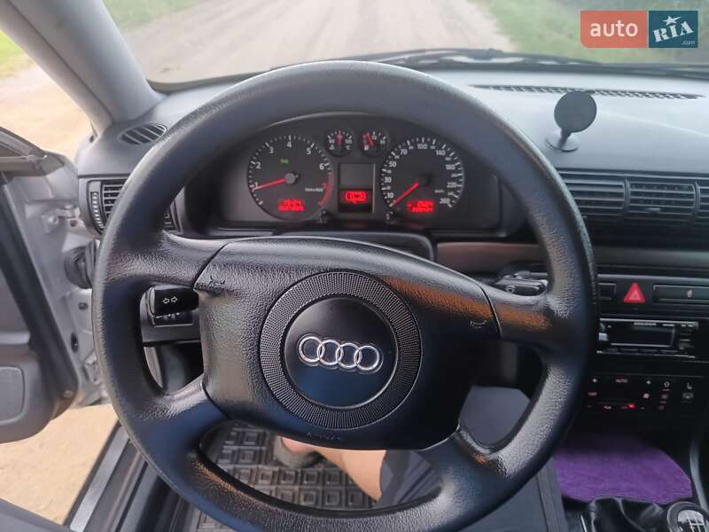 Седан Audi A4 1999 в Сарнах