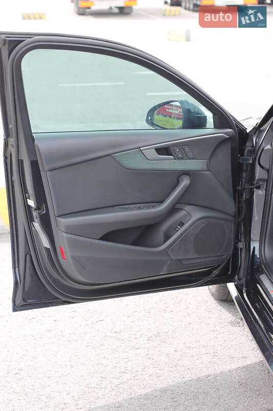 Седан Audi A4 2018 в Львове