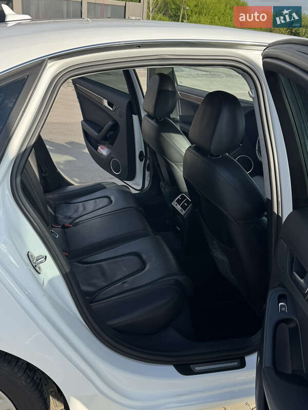 Седан Audi A4 2012 в Ровно