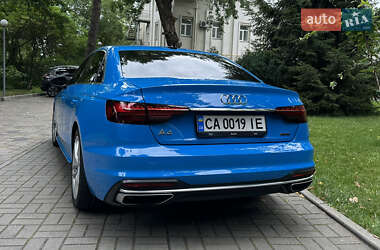 Седан Audi A4 2022 в 