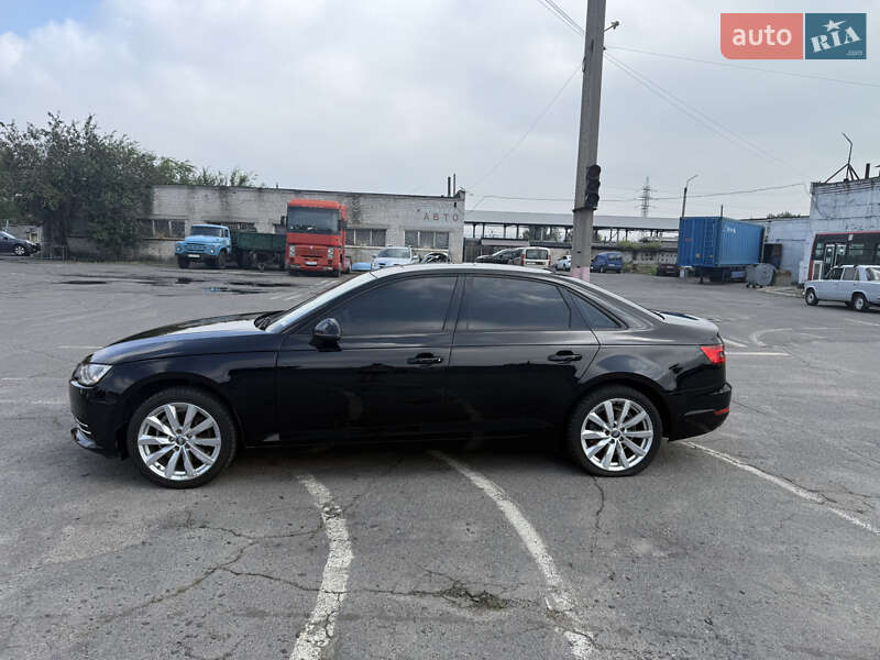 Седан Audi A4 2016 в Горішніх Плавнях