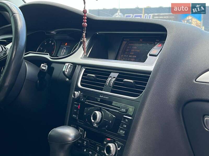 Седан Audi A4 2015 в Львове