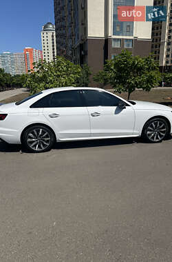 Седан Audi A4 2021 в 