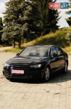 Седан Audi A4 2018 в Дубні
