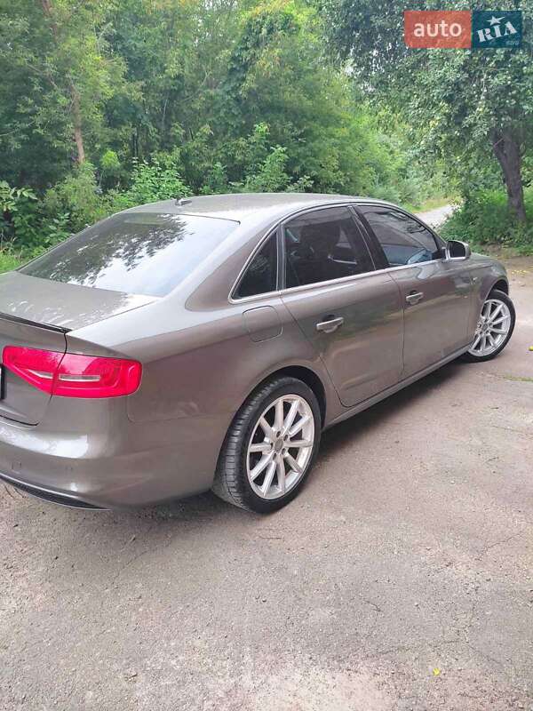 Седан Audi A4 2014 в Ровно