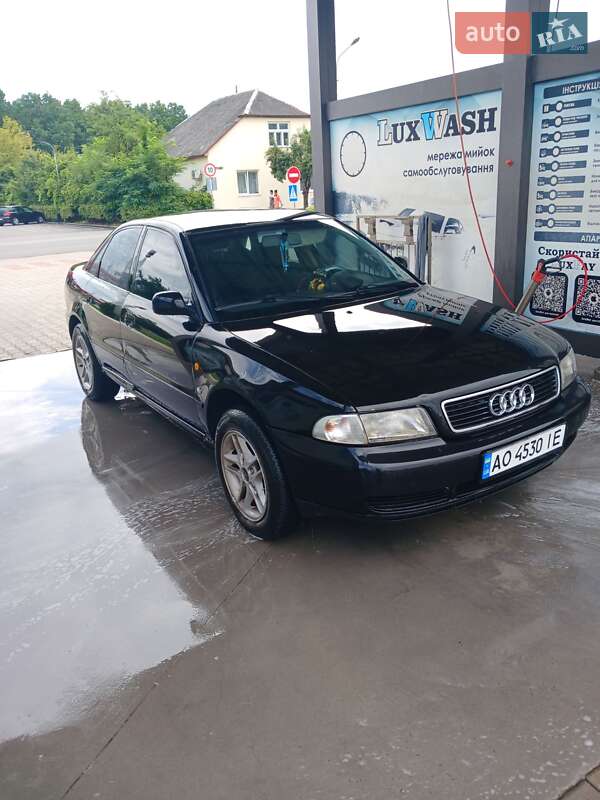 Седан Audi A4 1997 в Мукачево