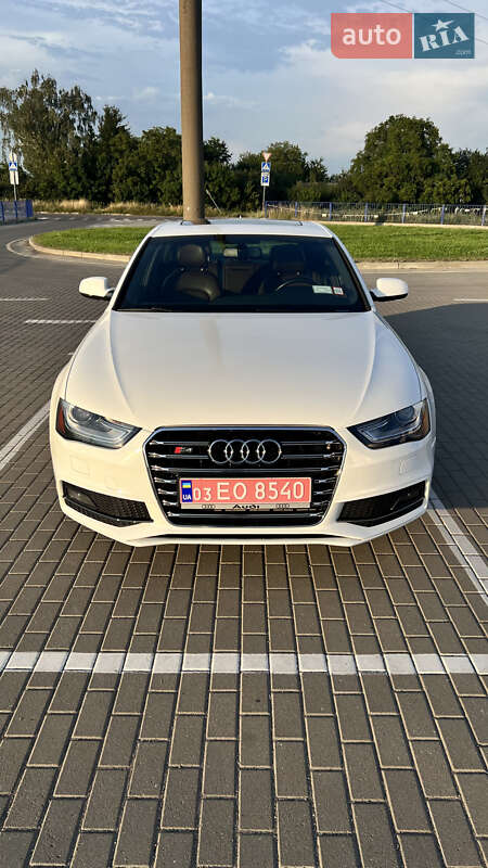 Седан Audi A4 2014 в Нововолынске