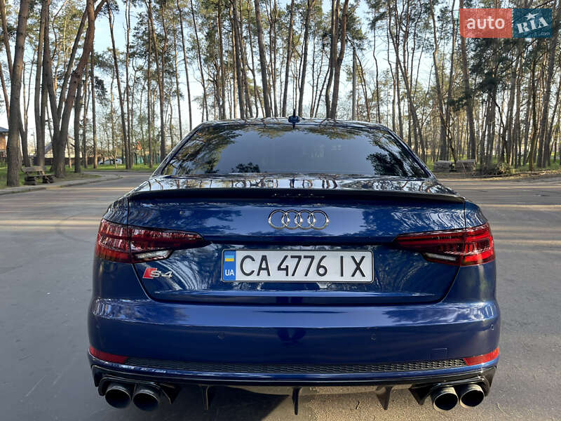 Седан Audi A4 2017 в Киеве