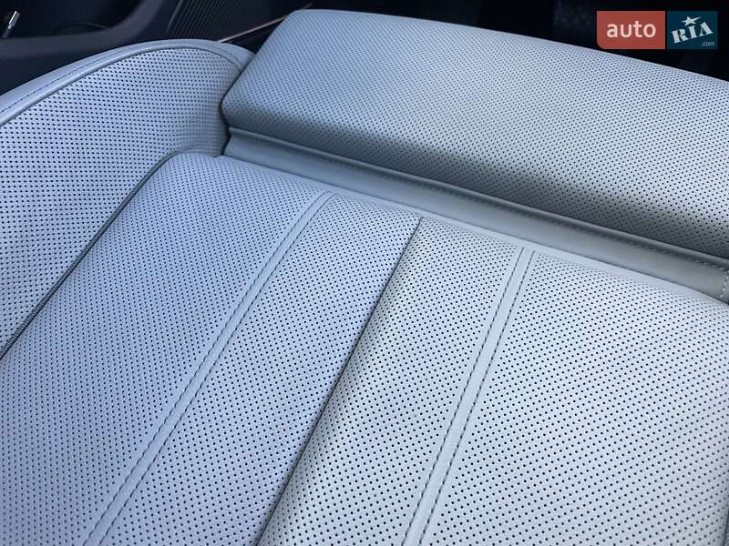 Седан Audi A4 2022 в Киеве