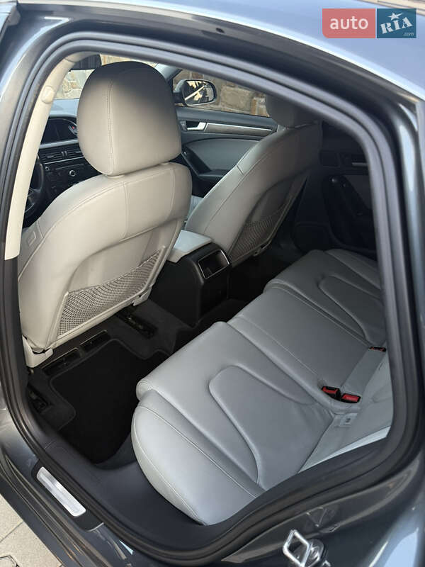 Седан Audi A4 2012 в Львове