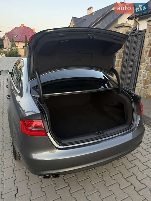 Седан Audi A4 2012 в Львове