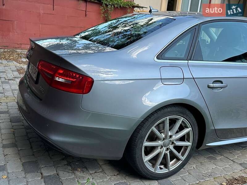Седан Audi A4 2015 в Львове