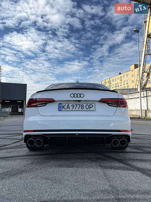 Седан Audi A4 2015 в Киеве