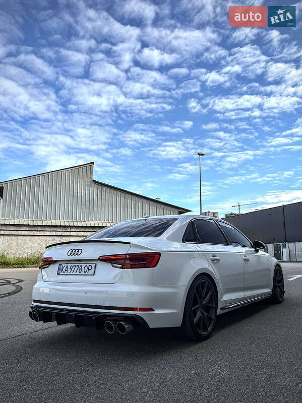 Седан Audi A4 2015 в Киеве