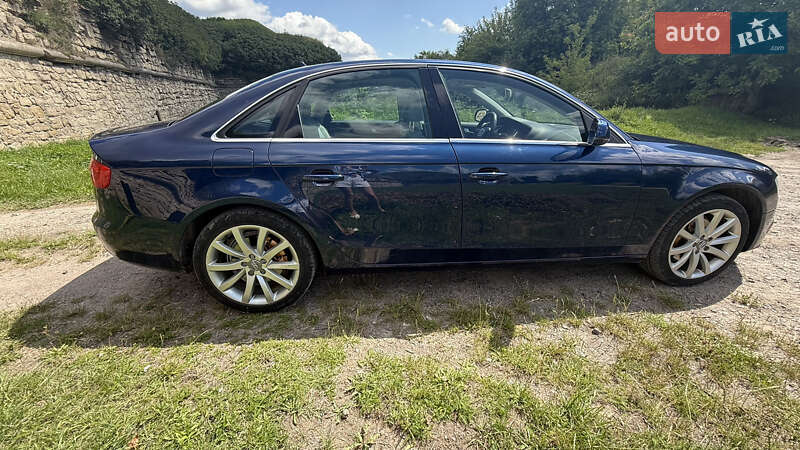 Седан Audi A4 2012 в Золочеве