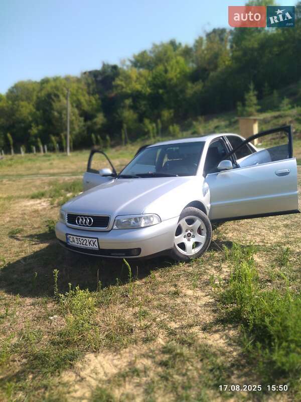 Седан Audi A4 2000 в 