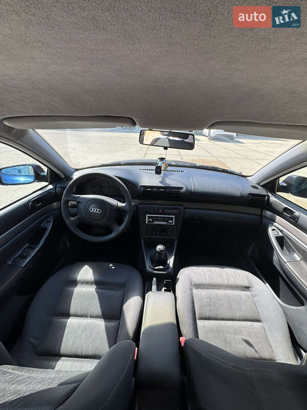 Седан Audi A4 1998 в Вараше