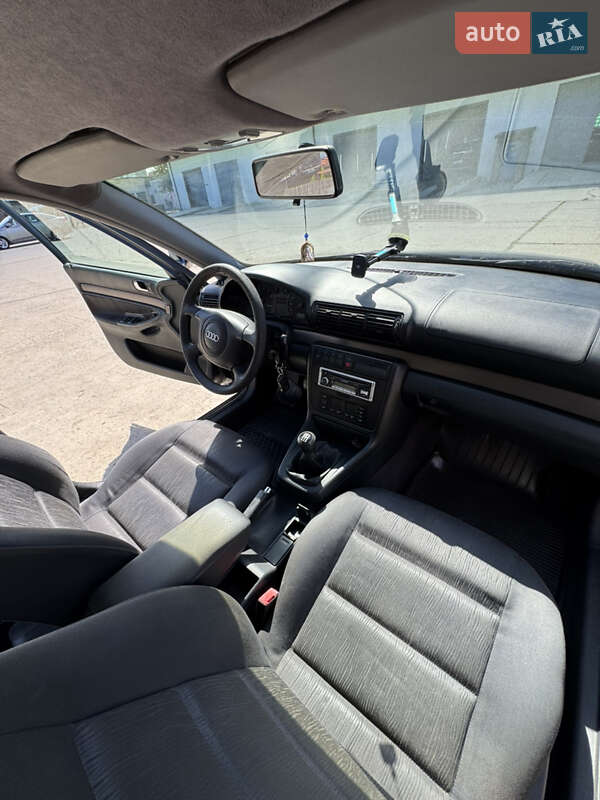 Седан Audi A4 1998 в Вараше