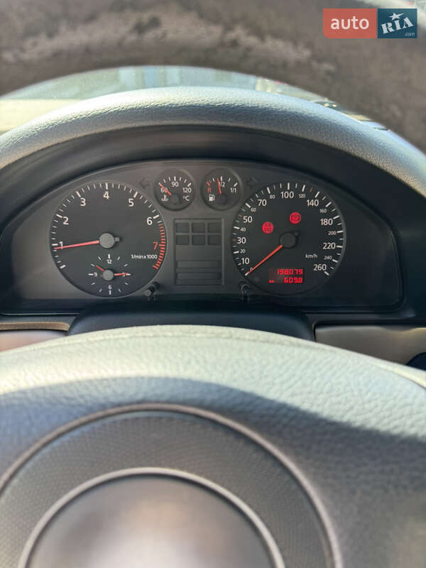 Седан Audi A4 1998 в Вараше