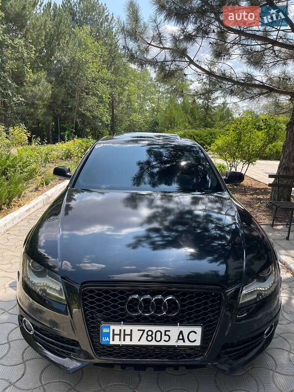 Седан Audi A4 2011 в Окнах