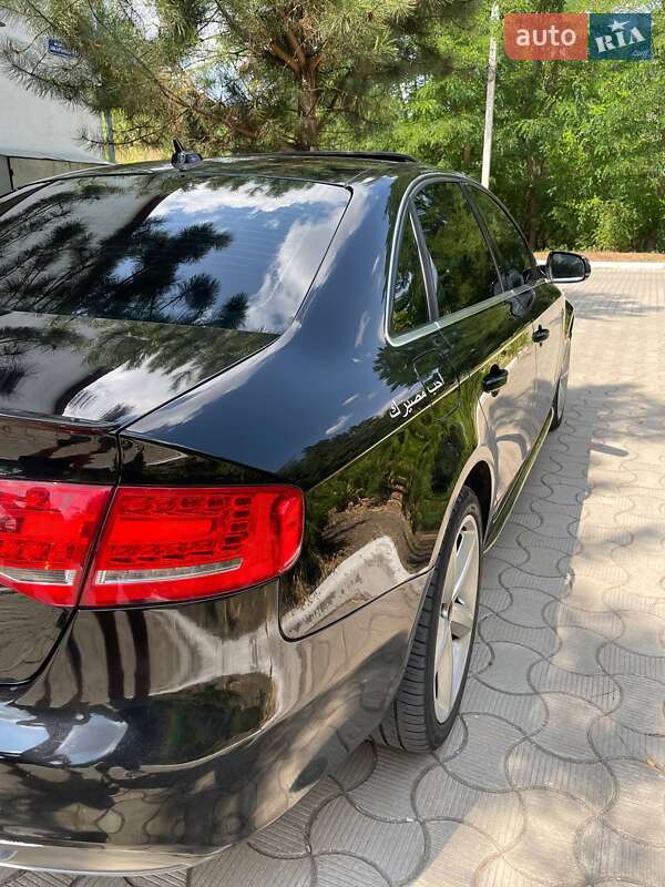Седан Audi A4 2011 в Окнах