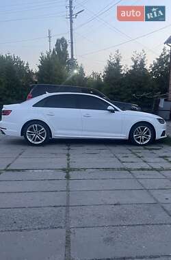 Седан Audi A4 2016 в 