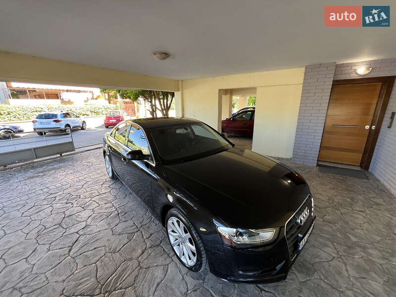Седан Audi A4 2013 в Черновцах