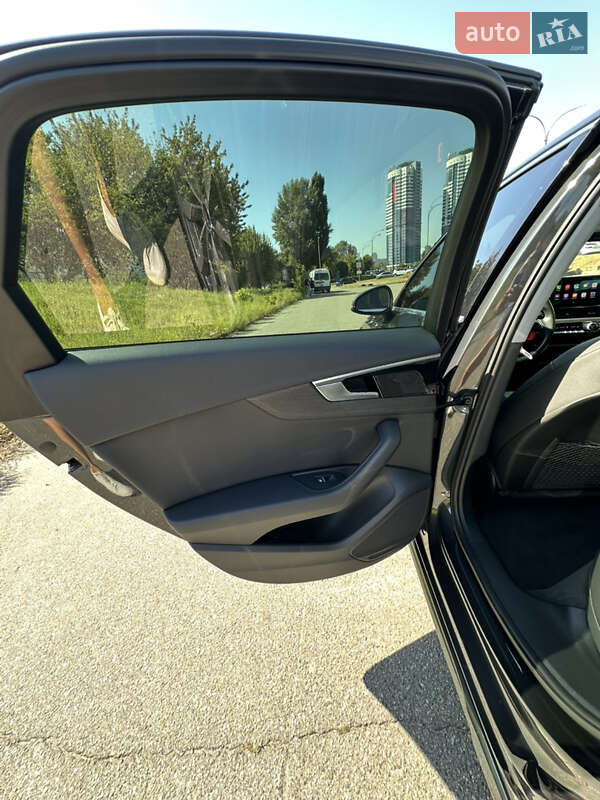 Седан Audi A4 2021 в Киеве