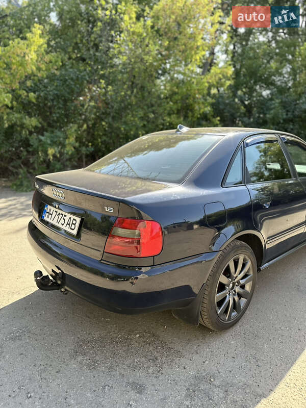 Седан Audi A4 1995 в Раздельной